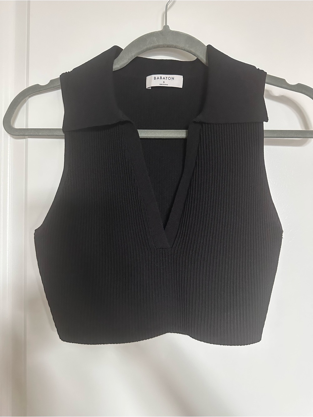 Babaton Black Ribbed Sleeveless Polo Crop Top
